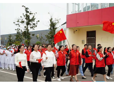 峨山鎮(zhèn)開展國慶快閃活動，唱響“紅旗飄飄”