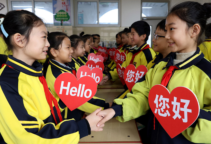 小學生傳遞溫情 迎接“世界問候日”