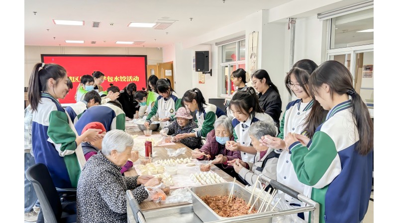 敬老院里獻愛心